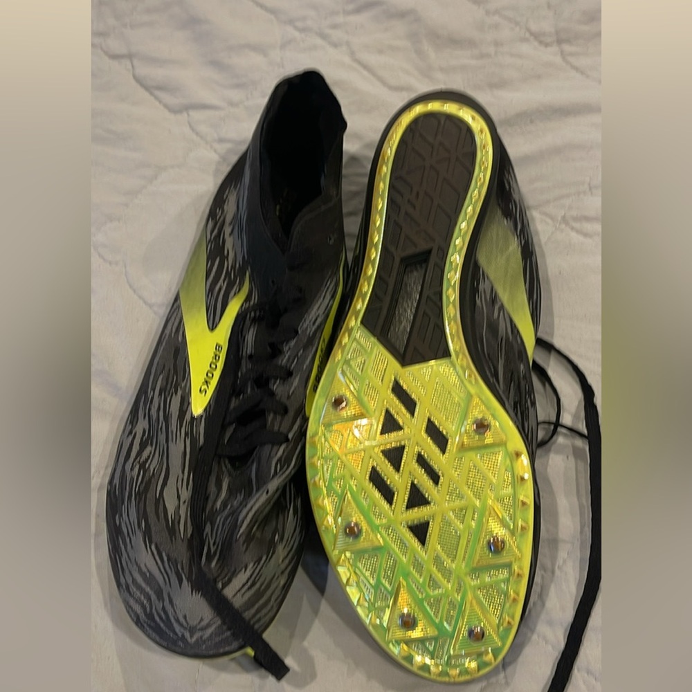 Like new Brooks ELMN8 Sprint Spikes